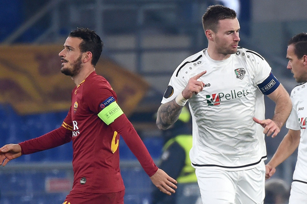 Tiga menit berselang tim tamu berhasil menyamakan kedudukan berkat gol bunuh diri bek Roma, Alessandro Florenzi yang salah menyapu bola dan masuk ke gawang sendiri.