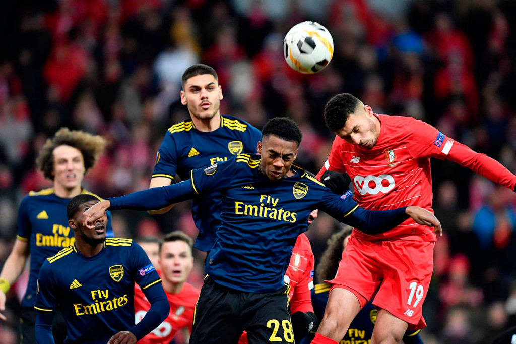 Para pemain kedua kesebelasan saling berbalas serangan sejak awal laga. 