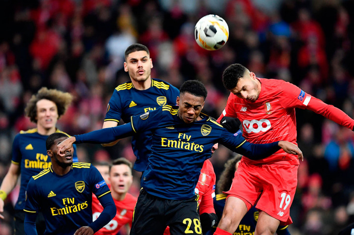 Para pemain kedua kesebelasan saling berbalas serangan sejak awal laga. 