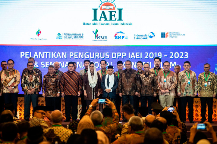 Wakil Presiden Ma'ruf Amin, Menteri Keuangan sekaligus Ketua Umum Ikatan Ahli Ekonomi Islam Indonesia (IAEI) Sri Mulyani (kelima kiri), Menteri BUMN sekaligus Wakil Ketum V Pengembangan Ekonomi Digital dan Keuangan Sosial Islam Erick Thohir (keempat kiri), Gubernur Bank Indonesia Perry Warjiyo (kelima kanan), Ketua OJK Wimboh Santoso (kempat kanan), dan pengurus DPP IAEI 2019-2023 berfoto bersama seusai pelantikan di Kantor Ditjen Pajak, Jakarta, Jumat, 13 Desember 2019. 