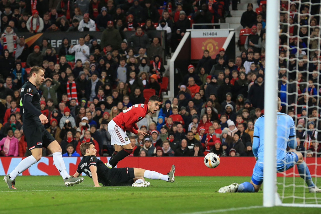 Di babak pertama tuan rumah menciptakan beberapa peluang, salah satunya lewat tembakan Andreas Pereira, namun belum membuahkan hasil. Tidak ada gol di babak pertama.