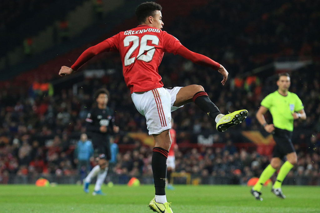 Lima menit berselang MU menggandakan keunggulan lewat sepakan keras kaki kiri pemain muda Mason Greenwood.