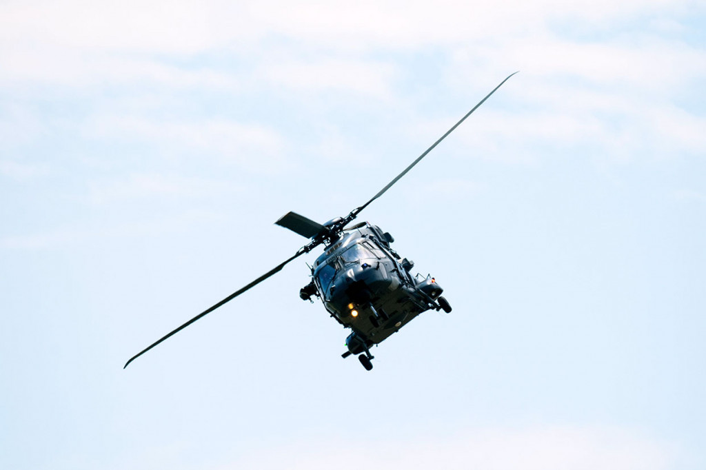 Jenazah korban letusan Gunung White Island diterbangkan dengan helikopter menuju kapal Angkatan Laut Selandia Baru yang belabuh di lepas pantai.