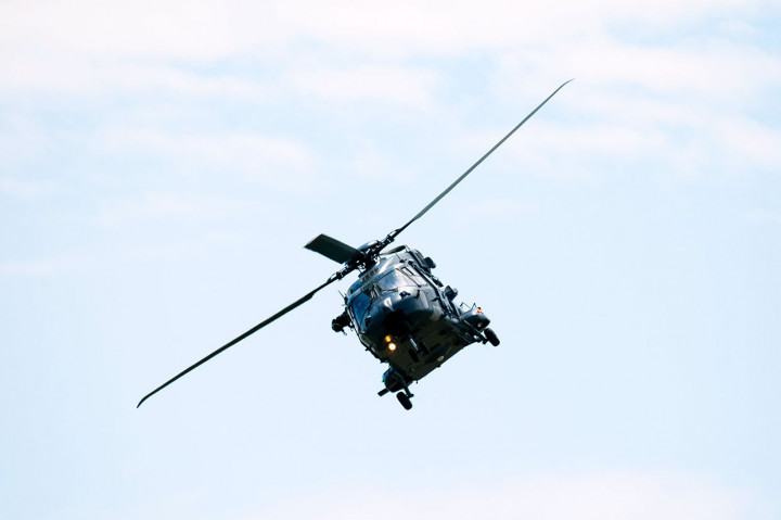 Jenazah korban letusan Gunung White Island diterbangkan dengan helikopter menuju kapal Angkatan Laut Selandia Baru yang belabuh di lepas pantai.