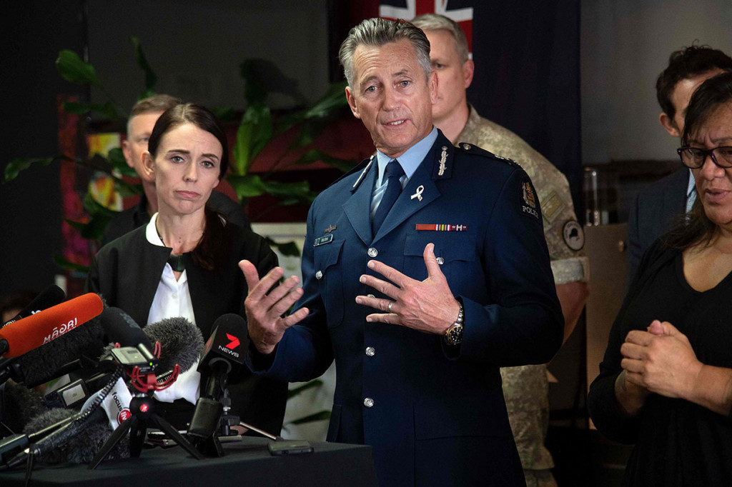 Bush mengatakan upaya untuk menemukan dua jenazah yang tersisa sedang berlangsung. Para penyelam mencari di perairan setelah jenazah terlihat mengambang di laut berombak pada Selasa, 10 Desember 2019. 