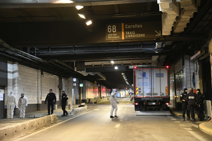 Petugas forensik dan polisi Prancis melakukan olah tempat kejadian setelah seorang pria yang mengancam petugas polisi dengan senjata pisau ditembak mati di Voie des Batisseurs, La Defense, pinggiran Paris, Jumat, 13 Desember 2019. 