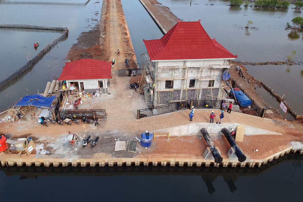 Foto udara pembangunan rumah pompa di Pantai Utara Pekalongan, Jawa Tengah, Jumat, 13 Desember 2019. 