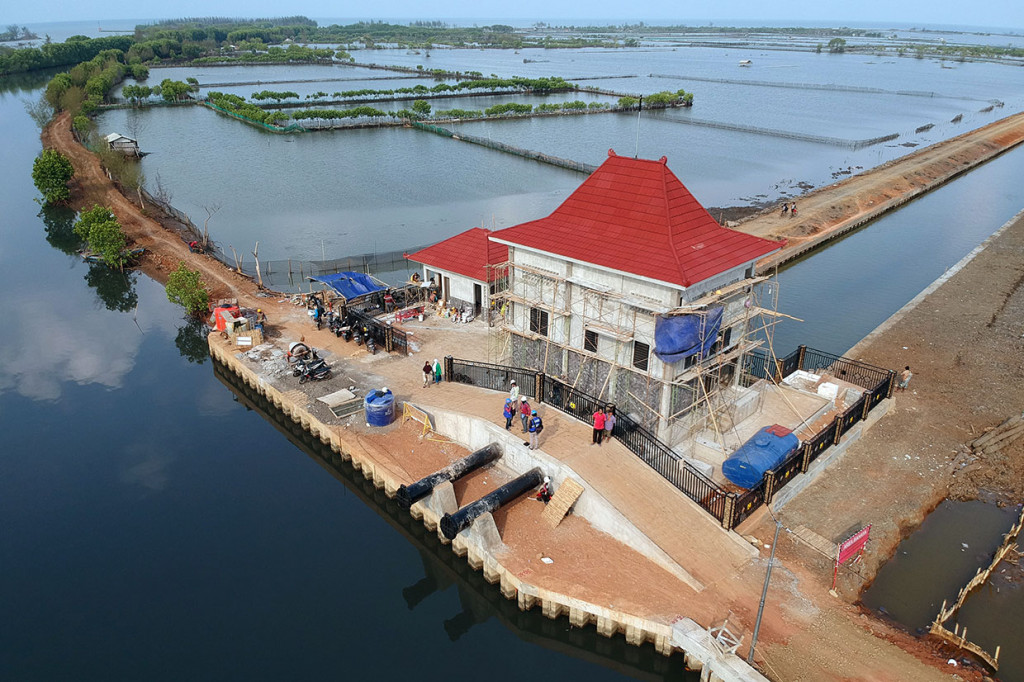 Rumah pompa yang berfungsi sebagai alat pengendali banjir dan rob tersebut berkapasitas 2.000 liter per detik per satu unit pompa dengan pencapaian progres mencapai 99,9 persen.