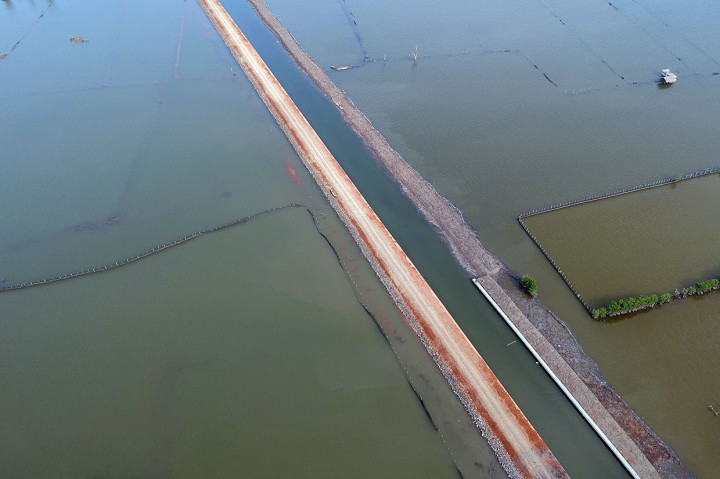 Sementara itu, pembangunan tanggul rob seksi IV sepanjang 2.315 meter sebagai pengendali banjir rob di Pantai Utara Pekalongan, telah mencapai sekitar 99 persen dan akan selesai pada akhir tahun 2019.