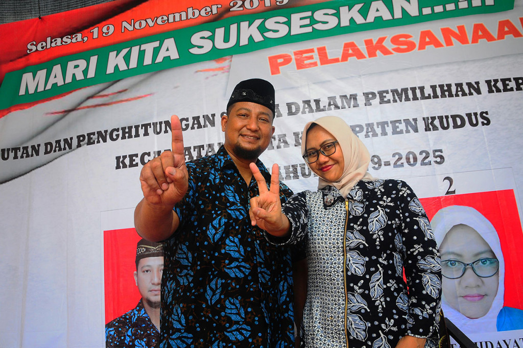 Dari jumlah itu terdapat 75 calon dari petahana, 17 pasangan suami istri, dan satu pasangan bapak yang melawan anaknya sendiri, untuk merebutkan kursi nomor satu di pemerintah desa masing-masing.