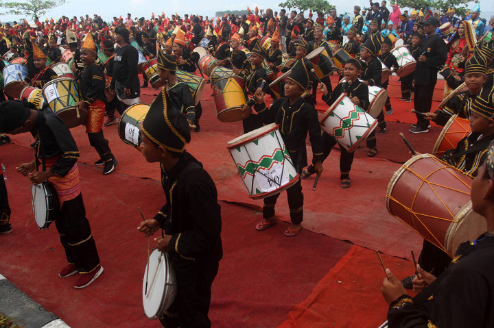 Ribuan pelajar memainkan alat musik 'Gandang Tambua Tansa' untuk memecahkan rekor Museum Rekor Dunia Indonesia (Muri) saat peringatan Hari Nusantara ke-19 di Pantai Gandoriah, Kota Pariaman, Sumatera Barat, Sabtu, 14 Desember 2019.