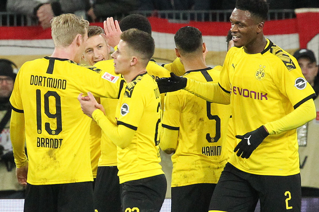 Thorgan Hazard mengubah kedudukan menjadi 3-0 pada menit ke-69.