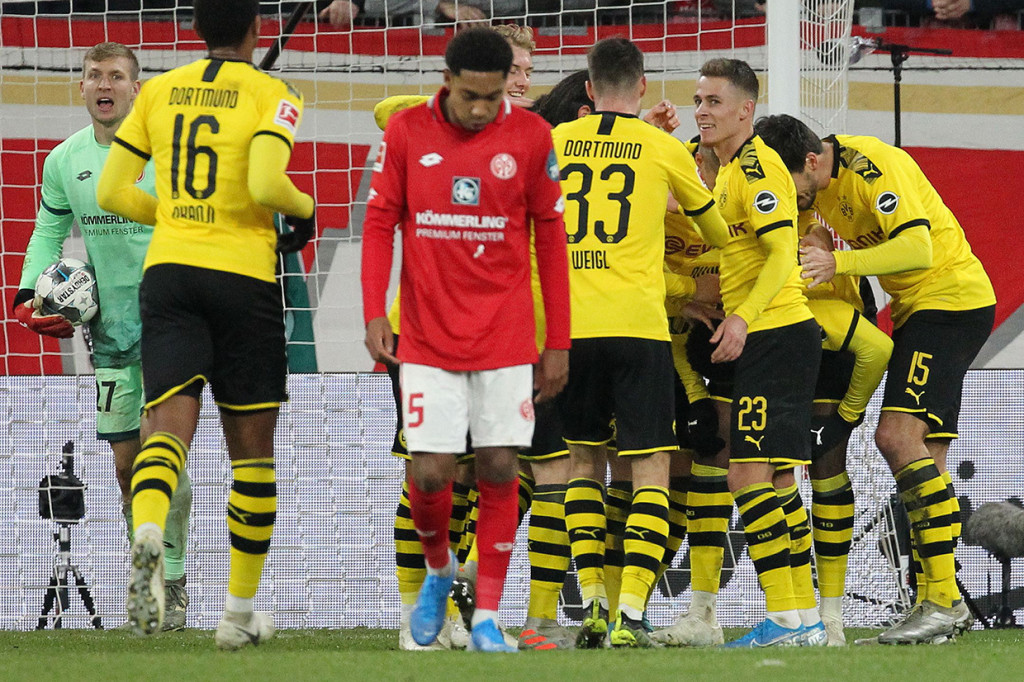 Kemenangan ini membawa Dortmund berada di urutan ketiga dengan 29 poin. Mereka tertingga dua angka dari Borussia Moenchengladbach di puncak klasemen.