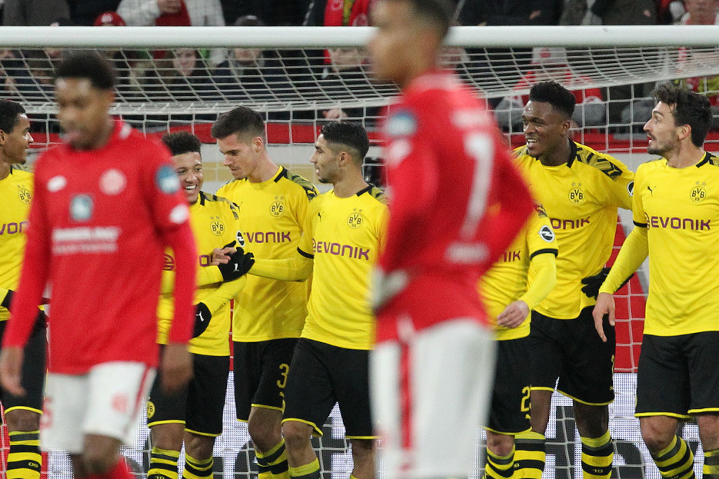 Sementara Mainz tak beranjak dari urutan ke-14. Pasukan Achim Beierlorzer mengumpulkan 15 poin dari 15 laga.