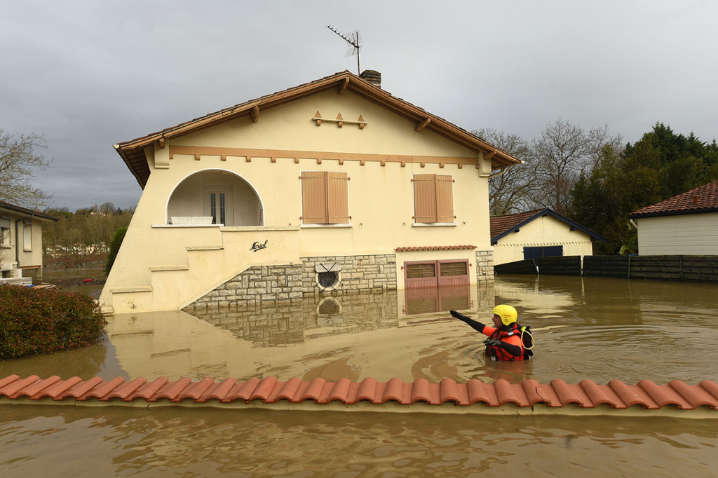 Banjir akibat badai melanda Peyrehorade, Prancis.
