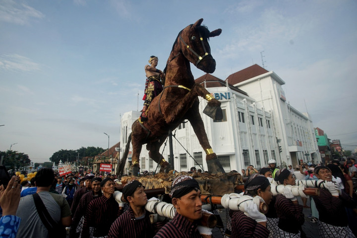 Peserta mengikuti Pawai Budaya Nitilaku Universitas Gadjah Mada (UGM) 2019 bertajuk