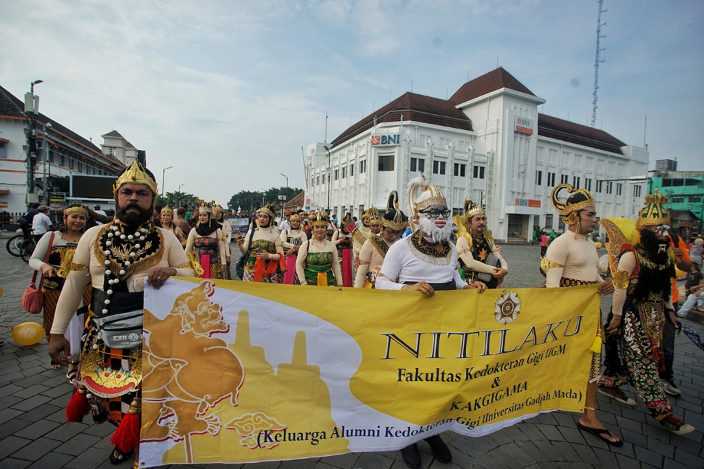 Acara yang diikuti oleh ribuan peserta itu merupakan rangkaian Dies Natalis ke-70 atau Lustrum XIV UGM dan untuk mengenang prosesi perpindahan kampus UGM dari Pagelaran Keraton Yogyakarta ke Bulaksumur pada tahun 1958.