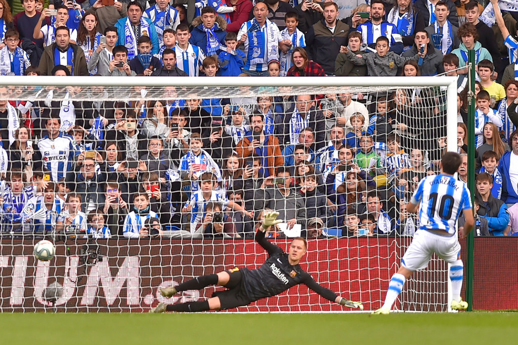 Sementara dua gol tuan rumah Real Sociedad tercipta lewat tendangan penalti Mikel Oyarzabal (12') dan Alexander Isak (62').