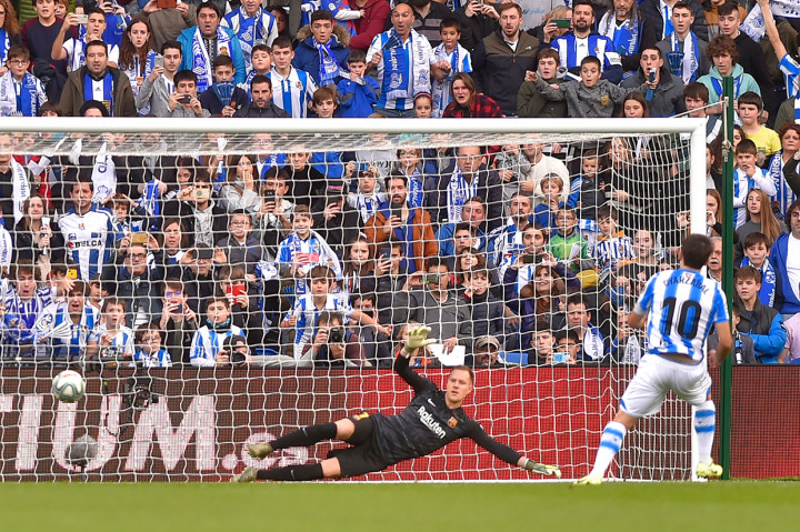 Sementara dua gol tuan rumah Real Sociedad tercipta lewat tendangan penalti Mikel Oyarzabal (12') dan Alexander Isak (62').