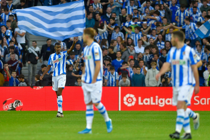 Pemain Sociedad Alexander Isak melakukan selebrasi usai mencetak gol ke gawang Barcelona.