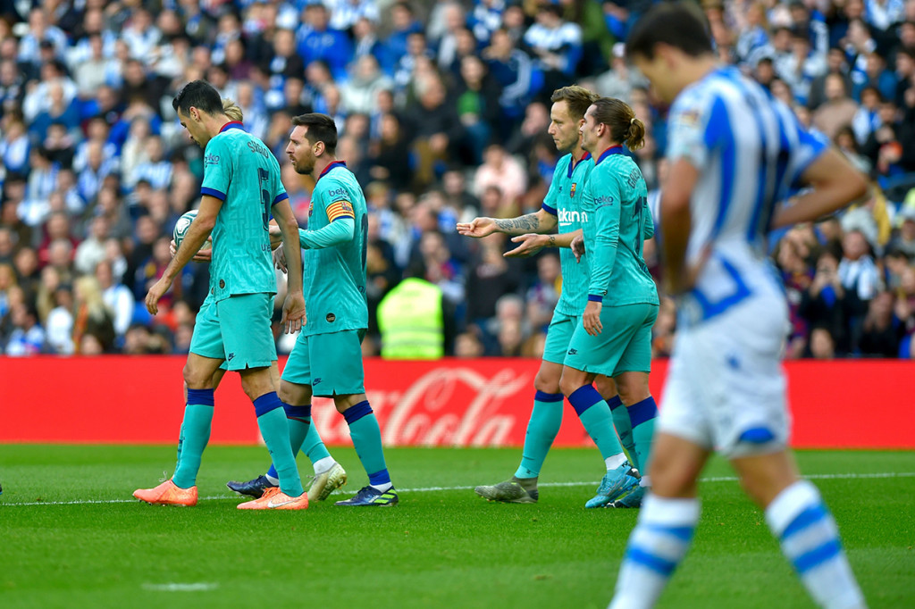 Saat ini Barcelona mengoleksi 35 poin atau hanya unggul tipis satu poin atas Real Madrid. 