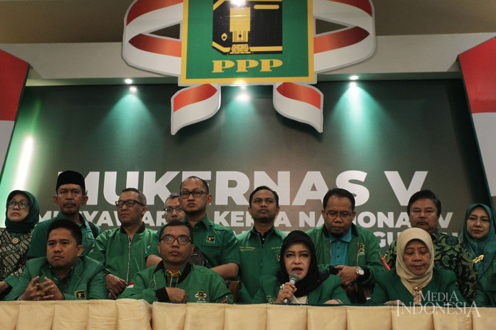 Wakil Ketua PPP Fernita Darwis (kedua kanan) bersama dengan Wakil Sekretaris Jenderal (Wasekjen) Partai Persatuan Pembangunan (PPP), Achmad Baidowi (kedua kiri) dan sejumlah Kader PPP memberikan keterangan pers pada penutupan Mukernas V PPP di Jakarta.