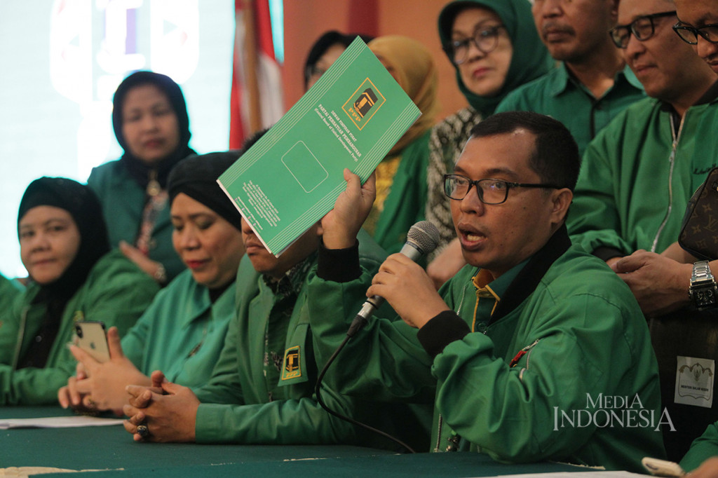 Keterangan pers menyampaikan terkait hasil Musyawarah Kerja Nasional (Mukernas) V Partai Persatuan Pembangunan (PPP) yang memutuskan pelaksanaan pelaksanaan Muktamar IX dipercepat di tahun 2020 sesudah penyelenggaran Pilkada serentak.