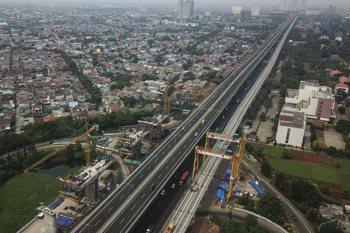 Foto udara Tol Layang (Elevated) Jakarta-Cikampek II yang dilewati sejumlah kendaraan di Bekasi, Jawa Barat. Antara Foto/Fakhri Hermansyah