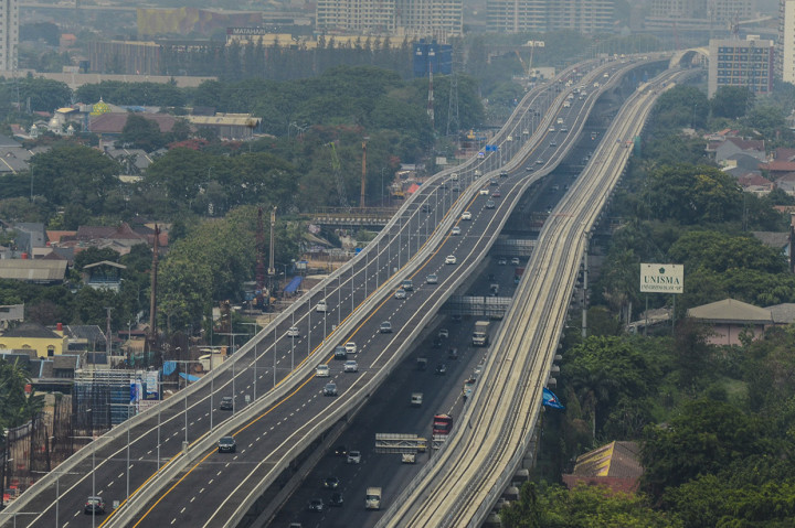 Tol Layang yang memiliki panjang 36,4 km dari Cikunir-Karawang Timur itu mulai dioperasikan tanpa tarif pada hari Minggu, 15 Desember 2019, pukul 06.00 WIB hingga tahun baru 2020 untuk memberikan kesempatan kepada para pengguna pada libur Natal dan Tahun Baru. Antara Foto/Fakhri Hermansyah