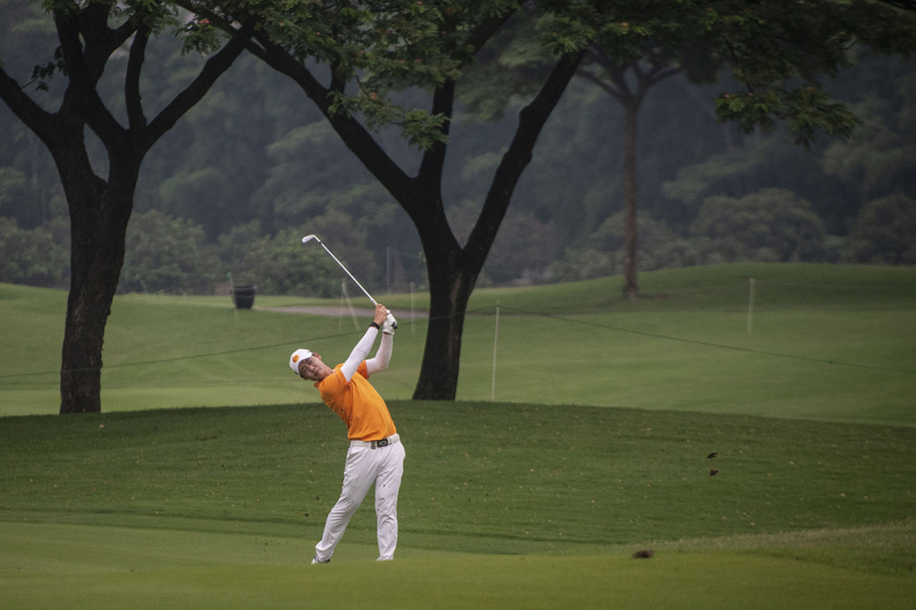 Pegolf Thailand Jazz Janewattananond melakukan pukulan pada putaran final turnamen golf BNI Indonesian Masters 2019 di Royale Jakarta Golf Club, Jakarta.
