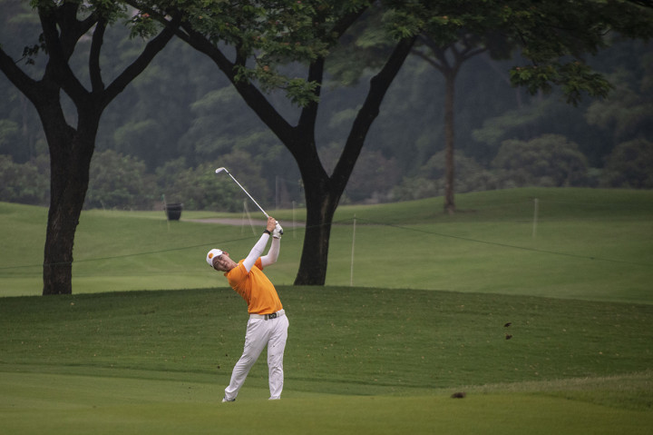 Pegolf Thailand Jazz Janewattananond melakukan pukulan pada putaran final turnamen golf BNI Indonesian Masters 2019 di Royale Jakarta Golf Club, Jakarta.