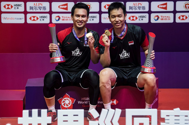 Lebih dari itu, kemenangan tersebut juga menjadikan Ahsan/Hendra sebagai ganda putra pertama yang sanggup mengawinkan tiga gelar bergengsi sekaligus pada tahun yang sama. AFP Photo/STR/China OUT