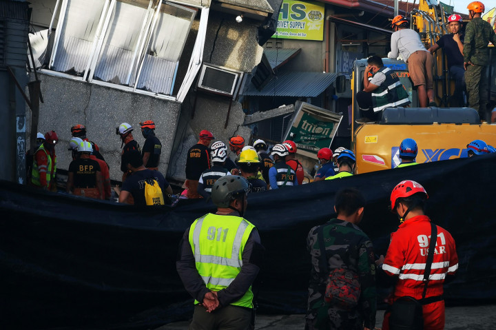Kepolisian Mindanao mengatakan satu dari empat korban tewas adalah bocah berusia enam tahun asal Asinan, sebuah desa di Davao del Sur. Anak perempuan itu meninggal akibat tertimpa tembok rumah yang roboh diguncang gempa. AFP Photo/Ferdinandh Cabrera