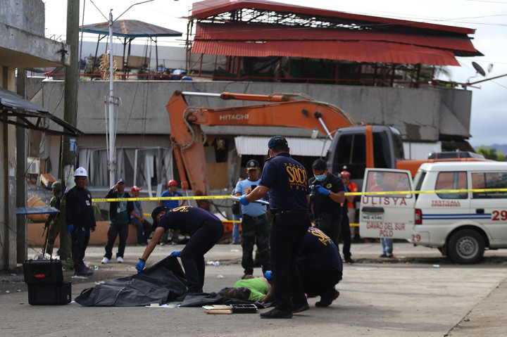 Sebuah supermarket tiga lantai di kota Padada juga roboh diguncang gempa, yang membuat sejumlah pengunjung terperangkap. Sedikitnya tiga orang tewas dan beberapa lainnya terluka dalam insiden tersebut. AFP Photo/Manman Dejero
