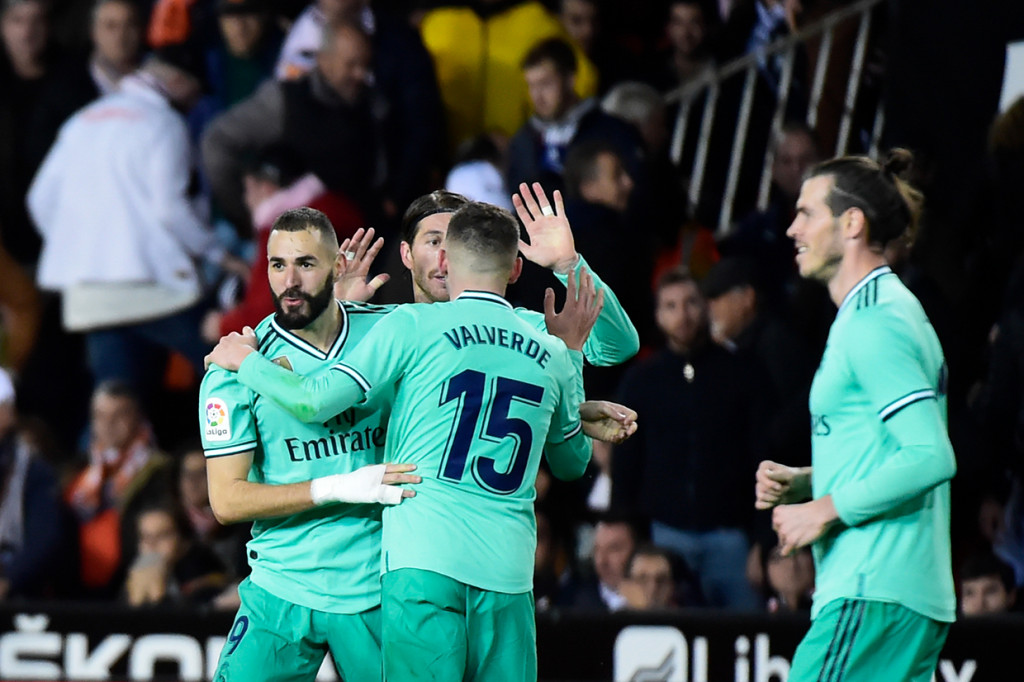 Karim Benzema melakukan selebrasi usai mencetak gol ke gawang Valencia. 
