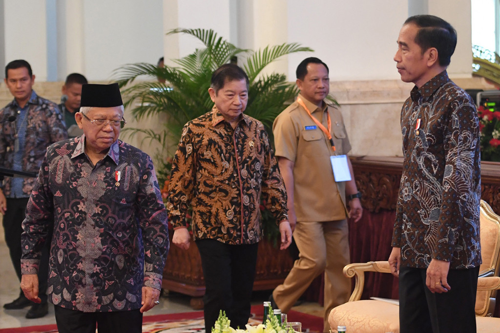 Presiden Joko Widodo (kanan) didampingi Wakil Presiden Ma'ruf Amin (kiri), Menteri Perencanaan Pembangunan Nasional/Kepala Bappenas Suharso Monoarfa (kedua kiri) dan Mendagri Tito Karnavian (kedua kanan) menghadiri pembukaan Musyawarah Perencanaan Pembangunan Nasional (Musrenbangnas) Rencana Pembangunan Jangka Menengah Nasional (RPJMN) 2020-2024 di Istana Negara, Jakarta.