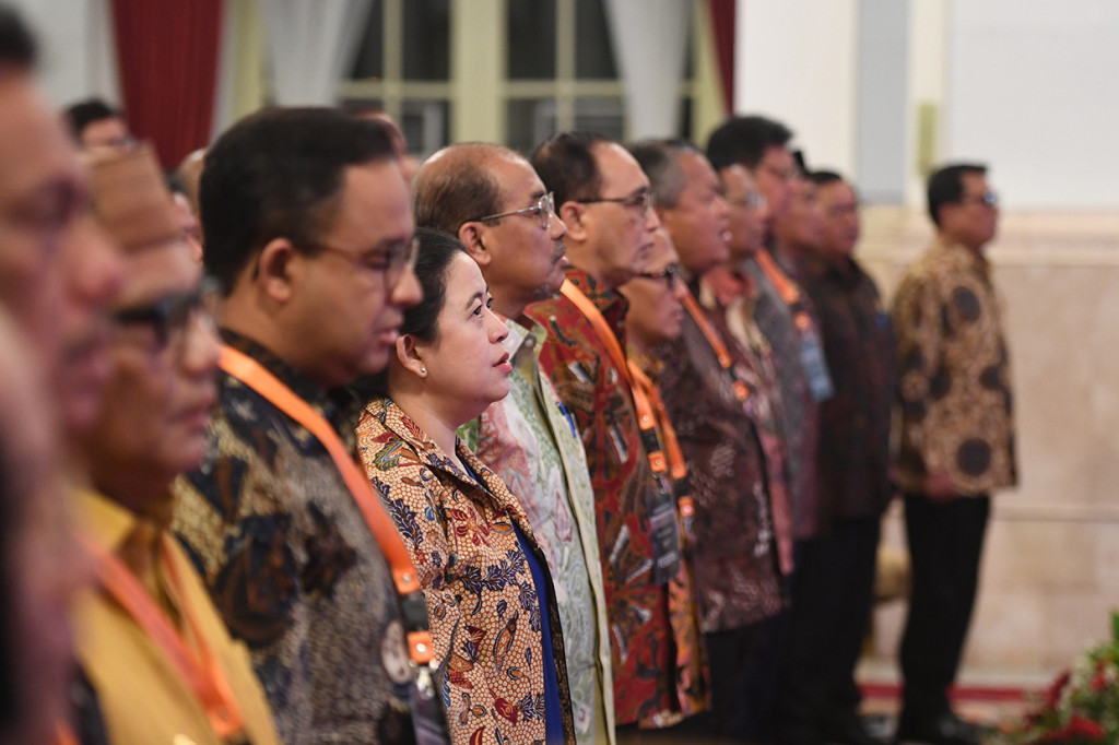 Ketua DPR Puan Maharani (keempat kiri) bersama sejumlah menteri Kabinet Indonesia Maju dan kepala-kepala daerah mengikuti pembukaan Musyawarah Perencanaan Pembangunan Nasional (Musrenbangnas) Rencana Pembangunan Jangka Menengah Nasional (RPJMN) 2020-2024 di Istana Negara, Jakarta.