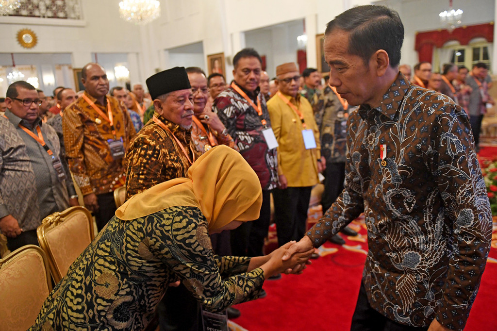 Presiden Joko Widodo (kanan) berjabat tangan dengan Gubernur Jawa Timur Khofifah Indar Parawansa (kiri) usai membuka Musyawarah Perencanaan Pembangunan Nasional (Musrenbangnas) Rencana Pembangunan Jangka Menengah Nasional (RPJMN) 2020-2024 di Istana Negara, Jakarta.