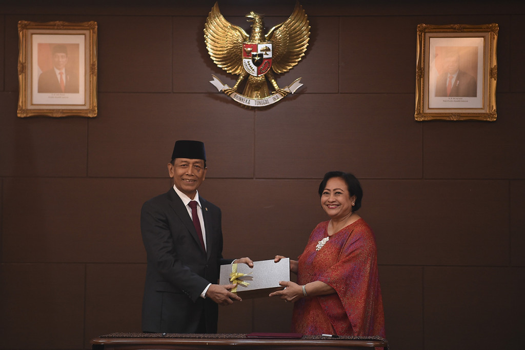 Ketua Dewan Pertimbangan Presiden (Wantimpres) periode 2015-2019 Sri Adiningsih (kanan) menyerahkan dokumen kepada Ketua Watimpres periode 2019-2024 Wiranto, saat Serah terima jabatan ketua dan anggota Wantimpres periode 2015-2019 kepada ketua dan anggota Wantimpres periode 2019-2024 di Jakarta.