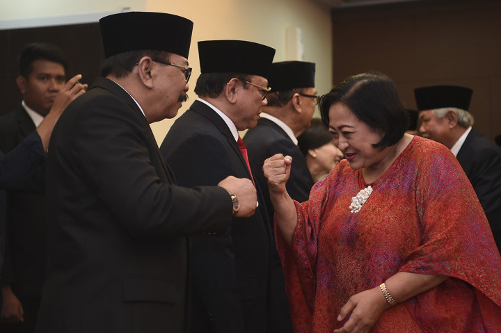 Ketua Dewan Pertimbangan Presiden (Wantimpres) periode 2015-2019 Sri Adiningsih (kanan) memberikan ucapan selamat kepada anggota Watimpres periode 2019-2024 Soekarwo (kiri) usai serah terima jabatan ketua dan anggota Wantimpres periode 2015-2019 kepada ketua dan anggota Wantimpres periode 2019-2024 di Jakarta.