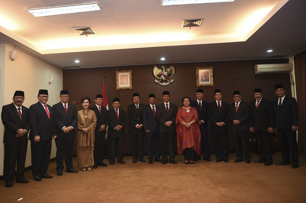 Ketua dan anggota Dewan Pertimbangan Presiden (Wantimpres) periode 2015-2019 berfoto bersama dengan Ketua dan anggota Watimpres periode 2019-2024 usai serah terima jabatan ketua dan anggota Wantimpres periode 2015-2019 kepada ketua dan anggota Wantimpres periode 2019-2024 di Jakarta.