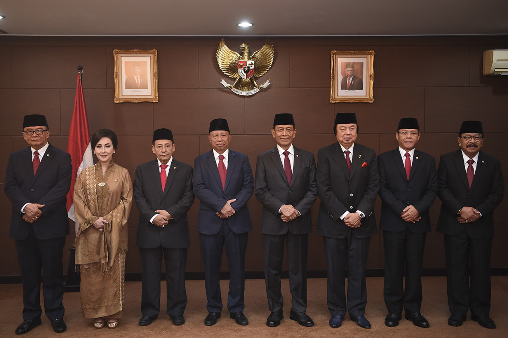 Ketua dan Aggota Dewan Pertimbangan Presiden (Wantimpres) periode 2019-2024 (kiri-kanan) Sidarto Danusubroto, Putri Kuswisnu Wardani, Habib Luthfi bin Yahya, Arifin Panigoro, Wiranto, Dato Sri Tahir, M Mardiono dan Soekarwo berfoto bersama saat Serah terima jabatan ketua dan anggota Wantimpres periode 2015-2019 kepada ketua dan anggota Wantimpres periode 2019-2024 di Jakarta.