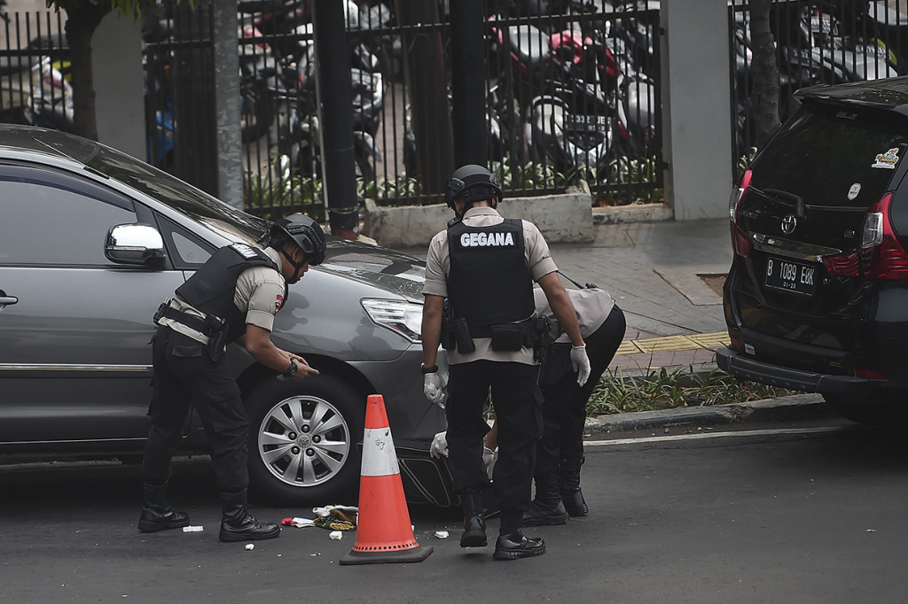 Anggota Gegana Brimob Polda Metro Jaya memeriksa benda yang dicurigai bom di Jalan Veteran, Jakarta.