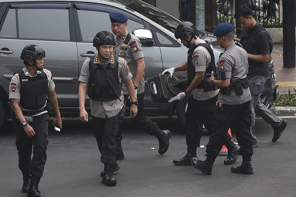 Sebelumnya heboh berita adanya ledakan di kawasan tersebut. Namun, informasi tersebut dibantah oleh Wakapolres Jakarta Pusat AKBP Susatyo Purnomo.