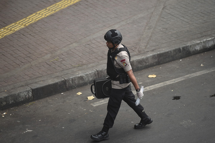 Anggota Gegana Brimob Polda Metro Jaya membawa koper yang dicurigai berisi bom di Jalan Veteran, Jakarta.