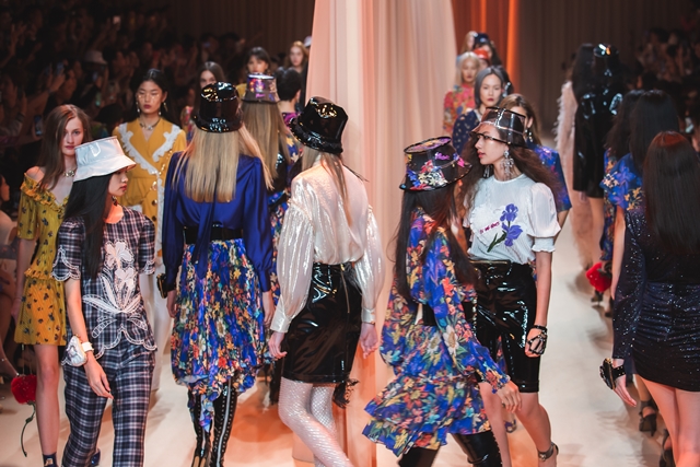 Selebrasi besar dari sembilan desainer Thailand ternama dalam 25th anniversary of ELLE Magazine Thailand. (Editorial credit: Surrphoto / Shutterstock.com)