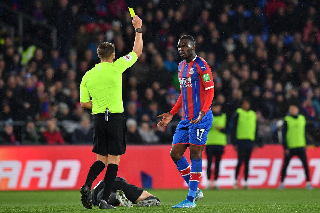 Christian Benteke diganjar kartu kuning karena melanggar pemain belakang Brigton Lewis Dunk.