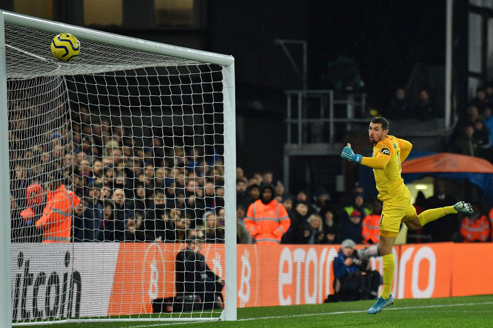 Sepakan Chritian Benteke dari luar kotak penalti masih membentur mistar gawang.