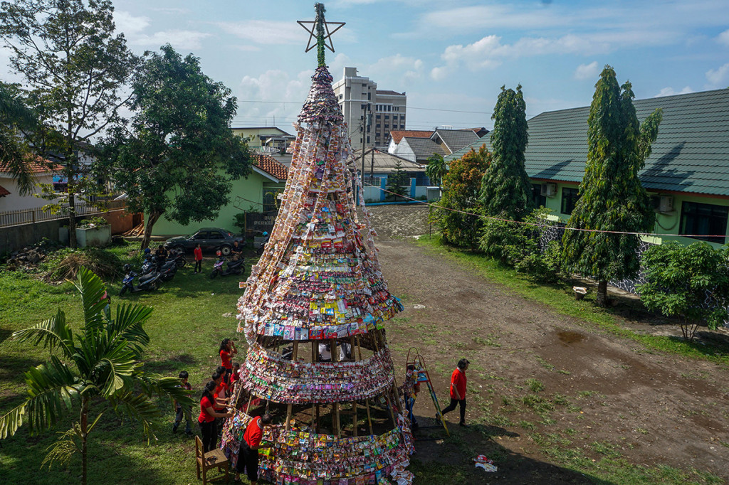 Sejumlah siswa dan orang tua siswa SD Karitas, Purwokerto, Jawa Tengah (Jateng) menyelesaikan pembuatan pohon natal di halaman sekolah setempat pada Selasa, 17 Desember.