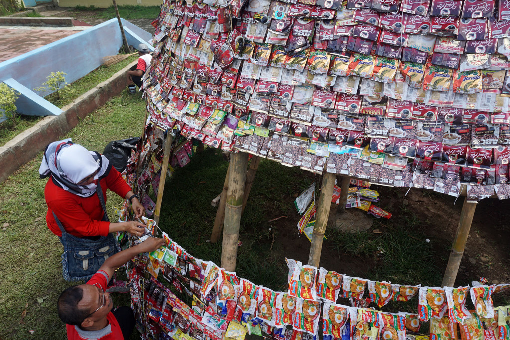 Uniknya, pohon natal setinggi sekitar 8 meter dan diameter 4 meter tersebut berbahan baku sampah plastik seperti bekas bungkus mi instan, bungkus jajanan anak-anak, dan bungkus kopi.